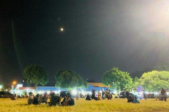 Melihat Gerhana Bulan Total Terlihat Jelas, Masyarakat Padati Alun-Alun Kidul 